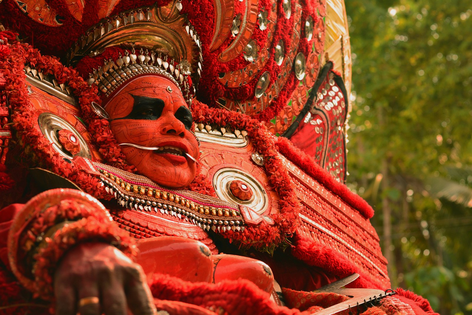 hindu deity statue during daytime